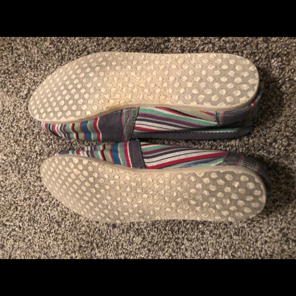 Women’s pinstriped toms - Picture 4 of 4